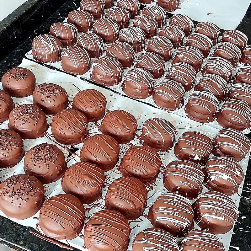 Bandeja com pães de mel cobertos de chocolate