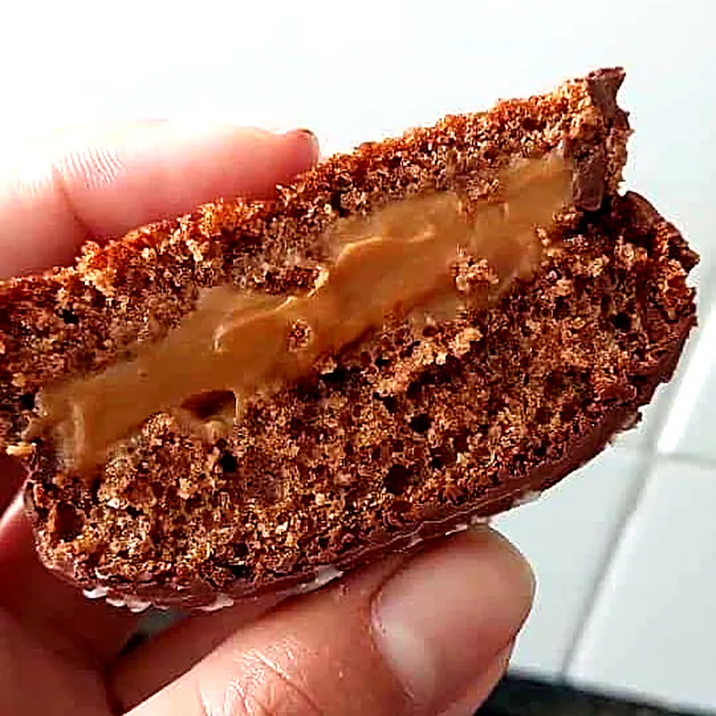 Pão de mel partido ao meio mostrando o recheio