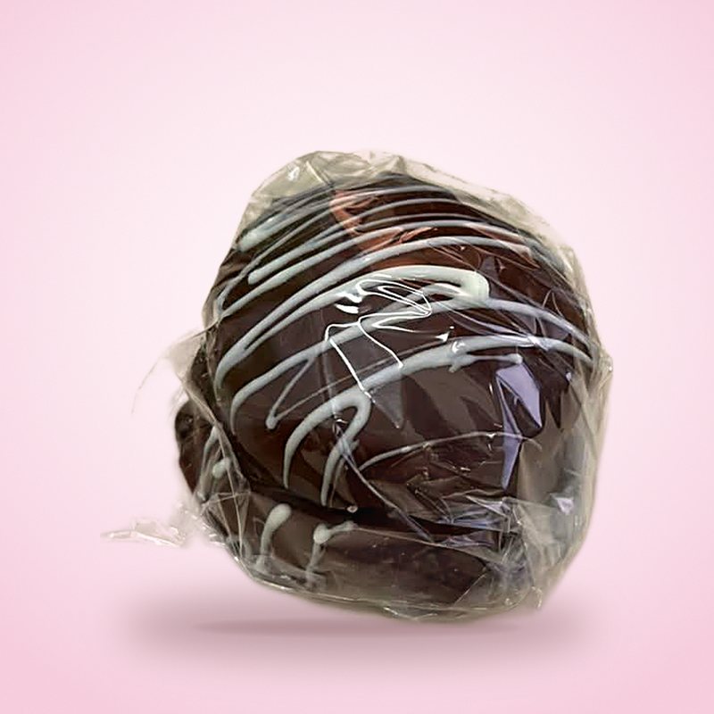 Pão de mel coberto de chocolate com fios de chocolate branco